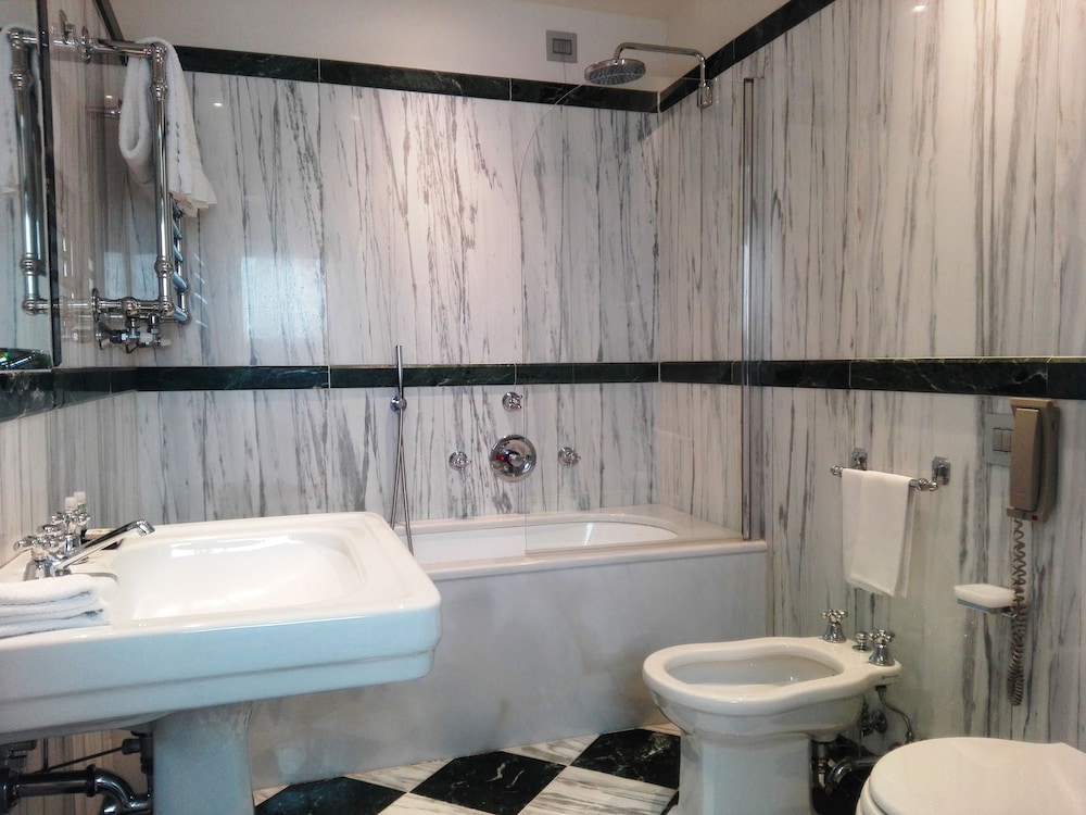 Deluxe Suite, 1 Bedroom, Balcony - Photo 8