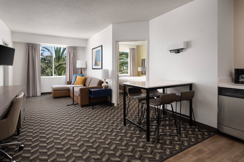 Suite, 2 Bedrooms - Photo 1