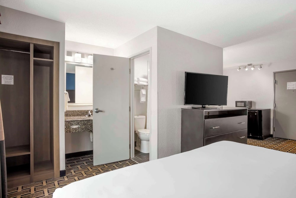 Business Room, 1 King Bed with Sofa bed, Non Smoking - Photo 5