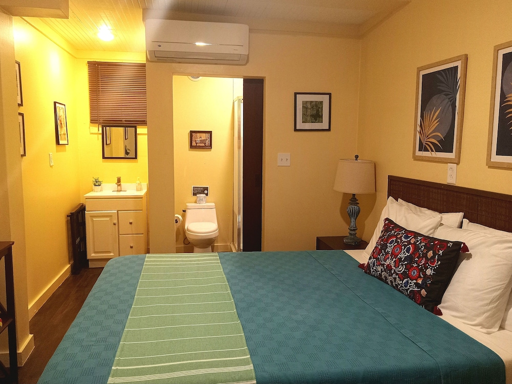 Economy Room, 1 Queen Bed photo 3