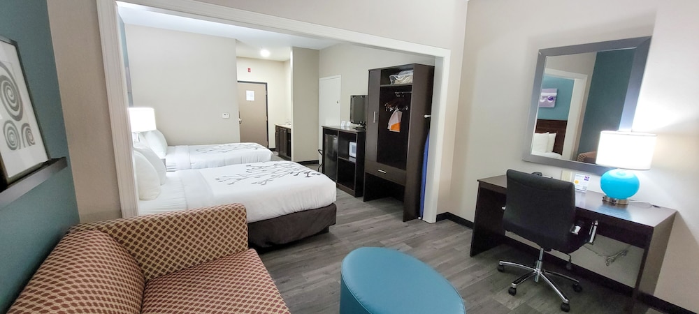 Suite, Multiple Beds, Non Smoking - Photo 2