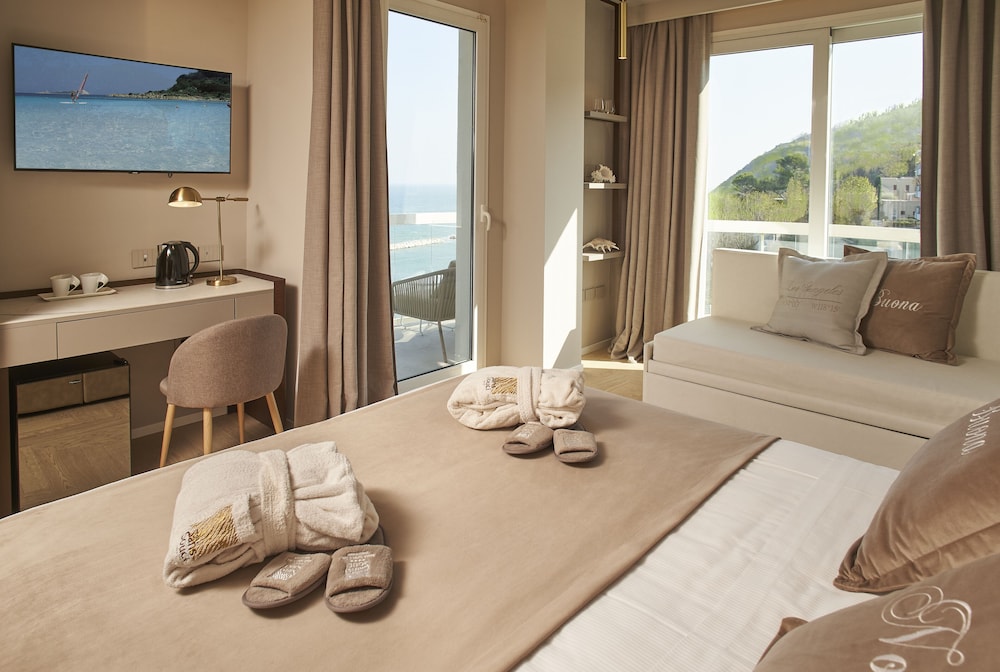 Junior Studio Suite, Multiple Beds, Sea View (Levante)