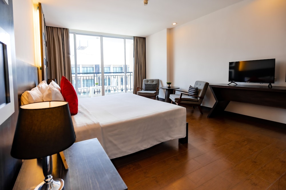 Deluxe Room, 1 King Bed, City View - Photo 5