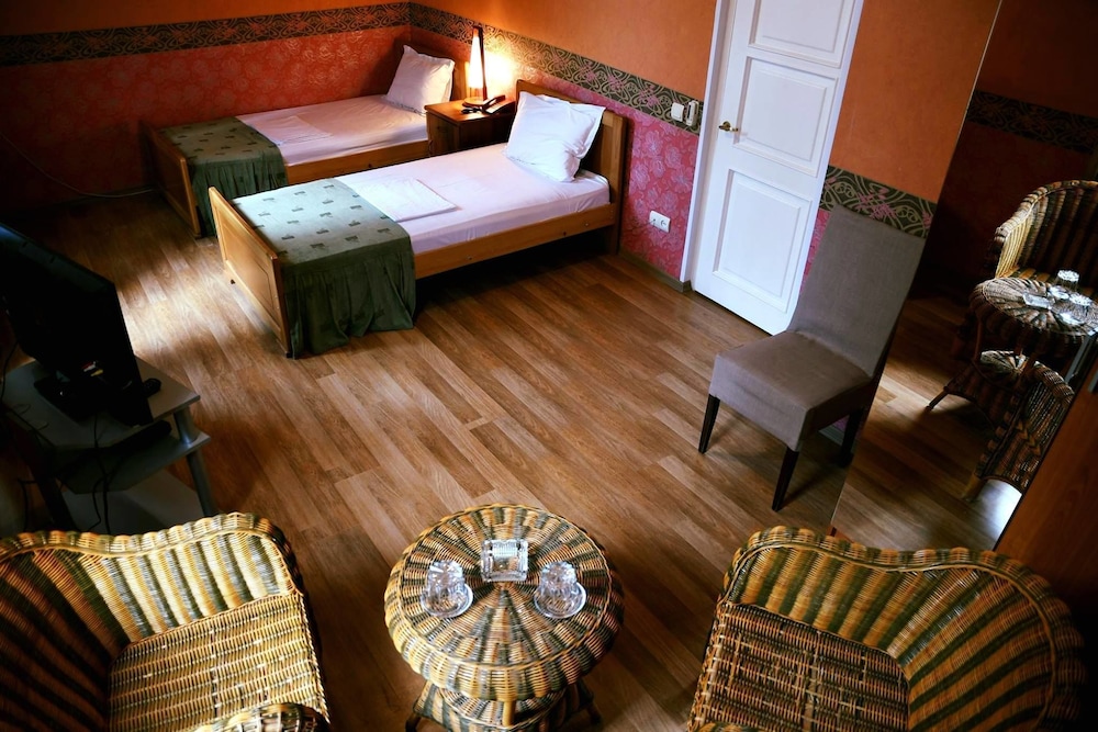 Basic Triple Room, Multiple Beds, City View photo 3