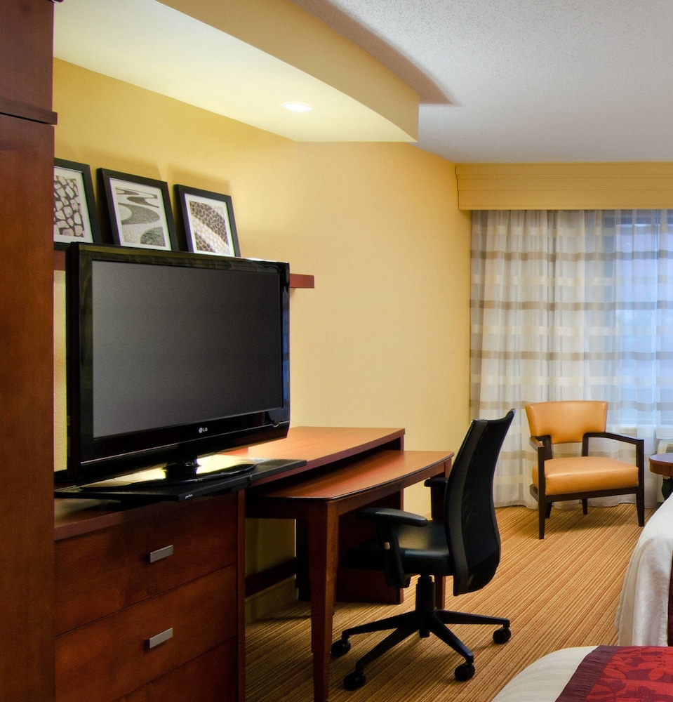 Room, 2 Queen Beds (Mobility/Hearing Access, Roll-In Shwr) - Photo 3