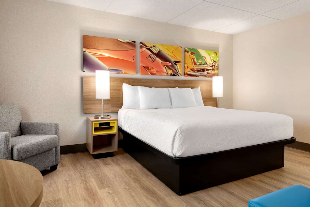 Studio Suite, 1 King Bed, Non Smoking - Photo 3