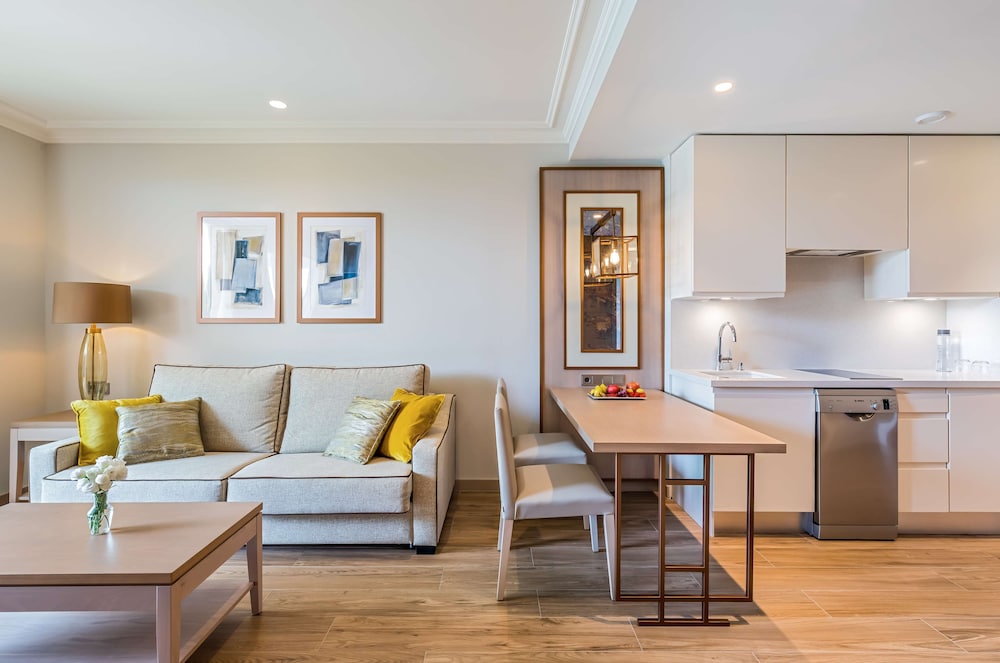 Standard Room (2 adults + 1 child) - Photo 4