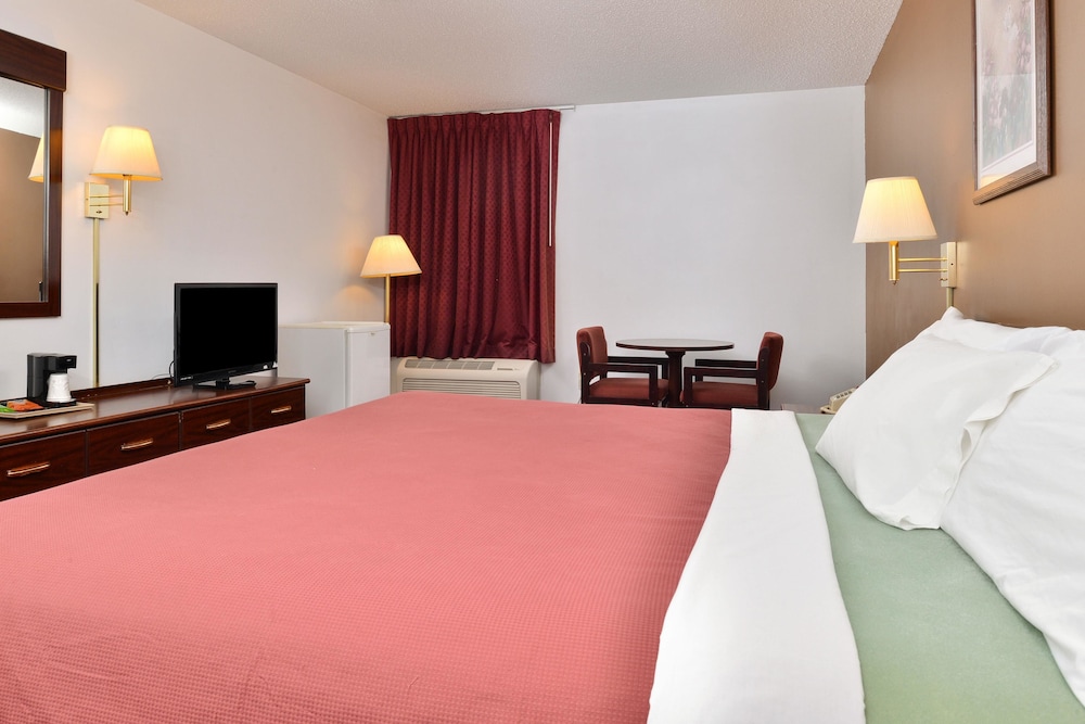 Room, 1 King Bed, Smoking photo 2