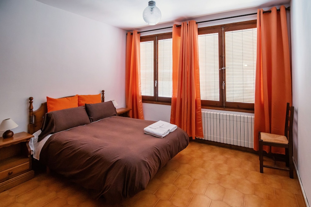 House, 4 Bedrooms photo 2