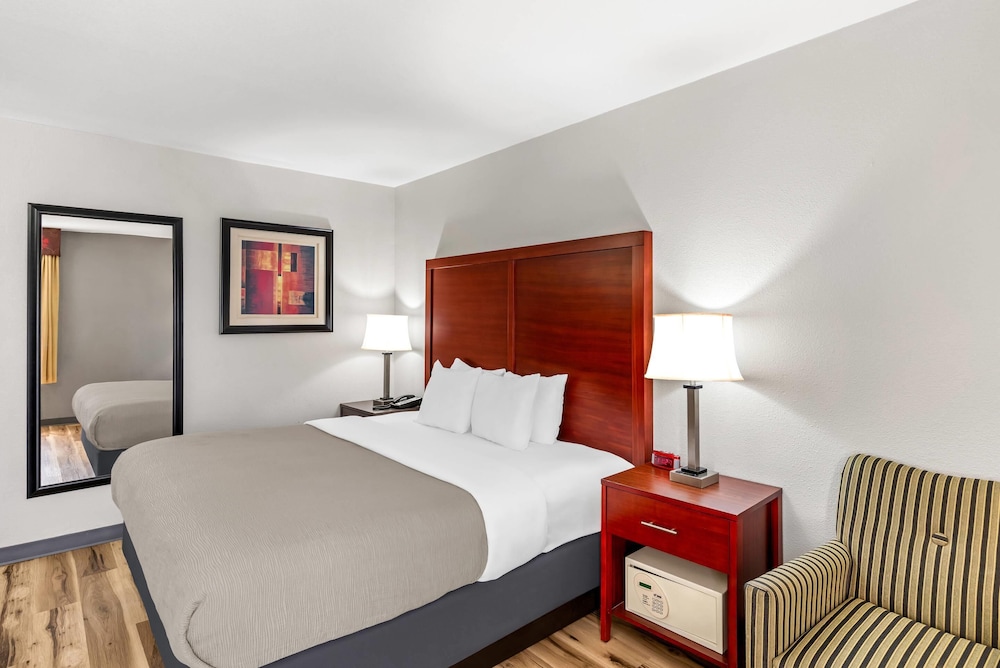 Room, 1 King Bed, Accessible, Non Smoking - Photo 3