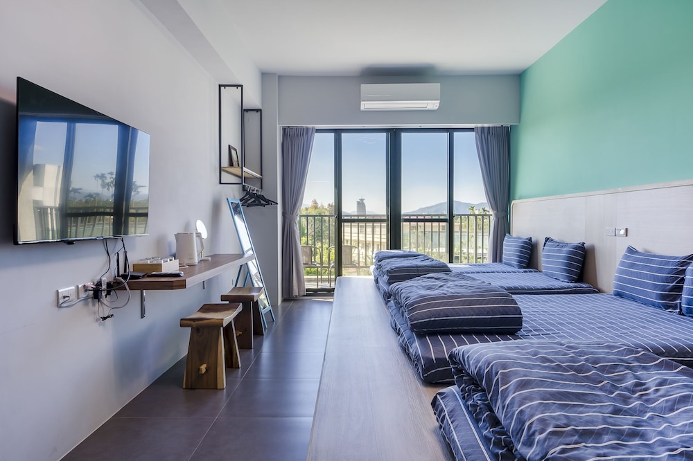 Family Room with Balcony photo 3