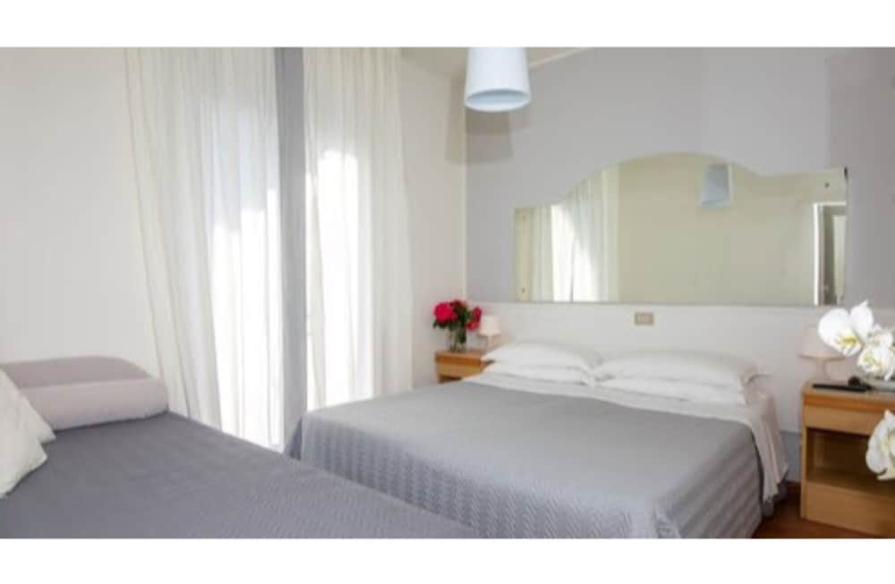 Standard Double or Twin Room, Partial Sea View photo 2