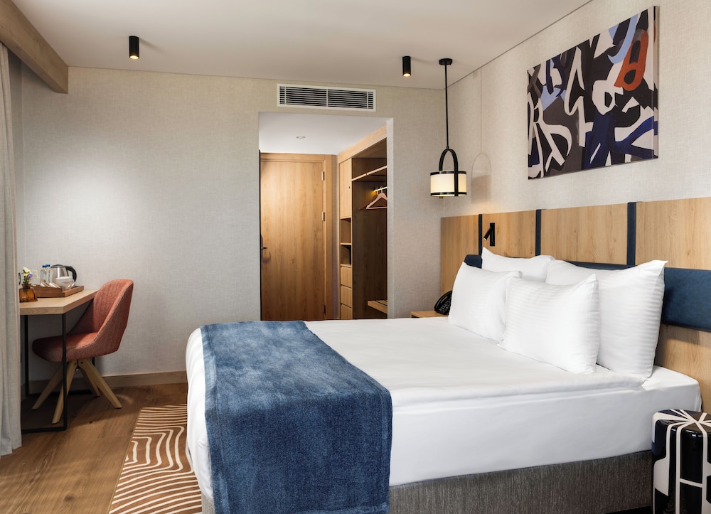 Trendy Room with Queen Size Bed - Photo 1