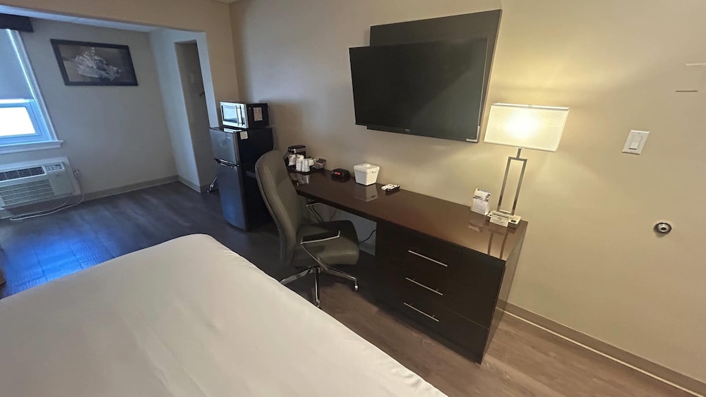 Room, 1 King Bed, Non Smoking (Upgrade) - Photo 2