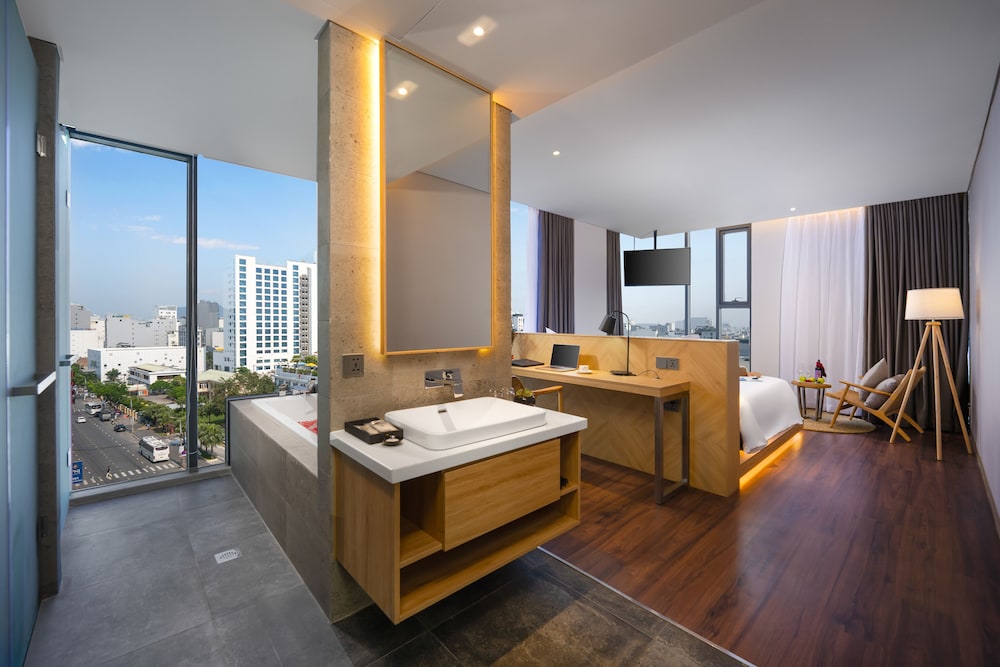 Executive Suite, Bathtub photo 1