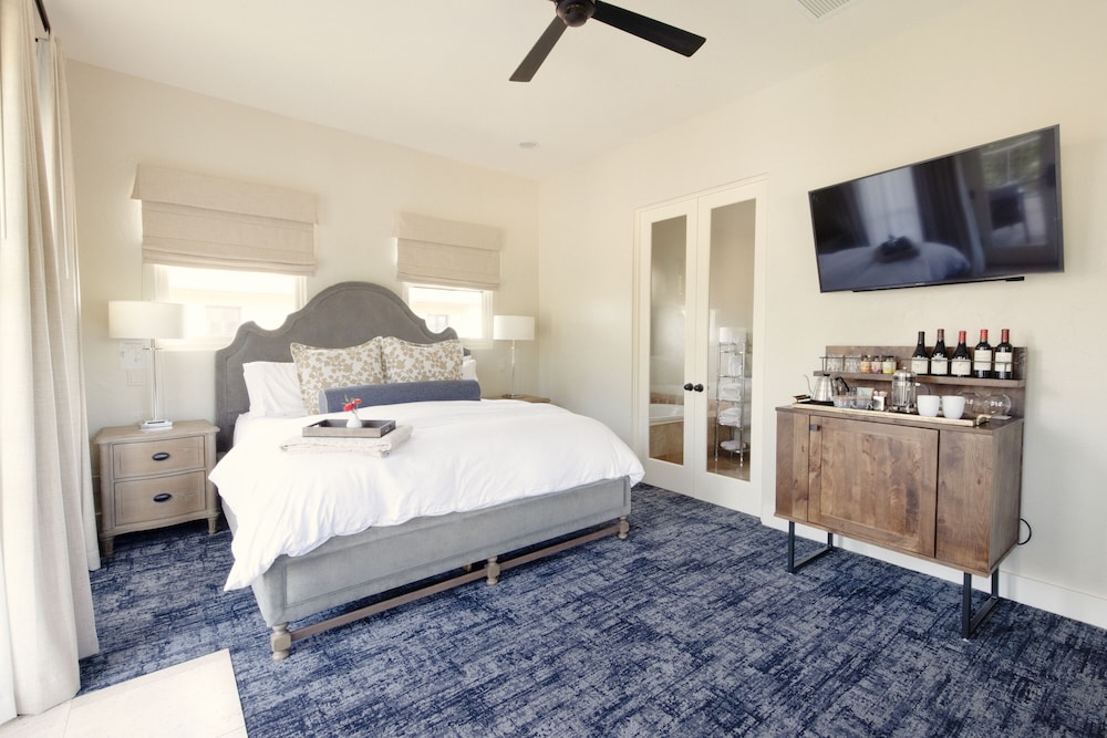 Deluxe Room, 1 King Bed, Valley View (Wine Country - Forest View-340 sq. ft) photo 1