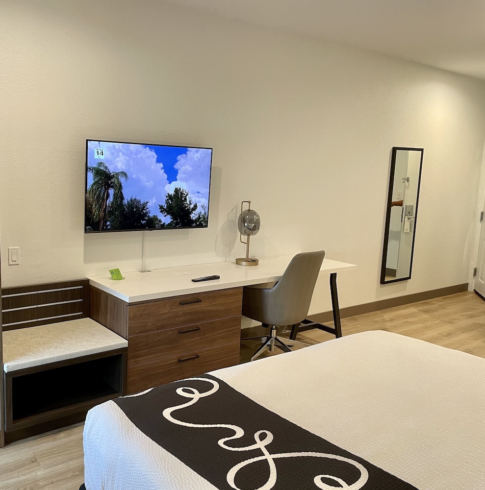 Room, 1 King Bed - Photo 2