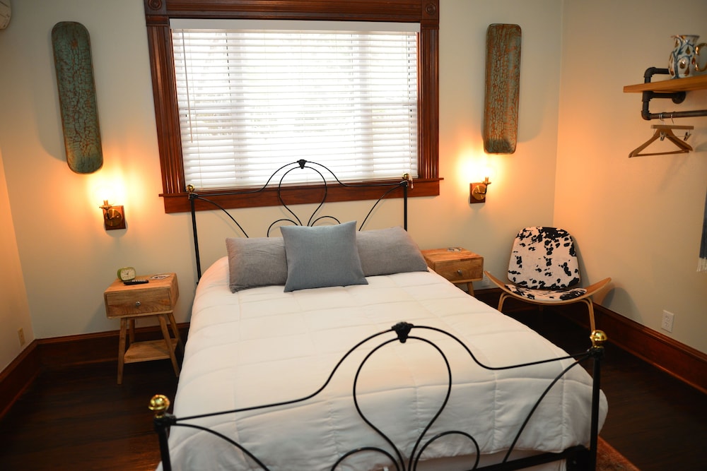 Luxury Room (VanGogh)