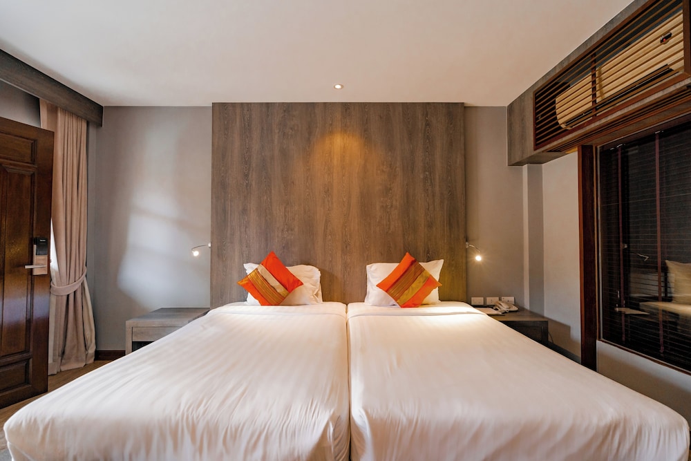 Deluxe Poolside Twin Bed Room photo 2