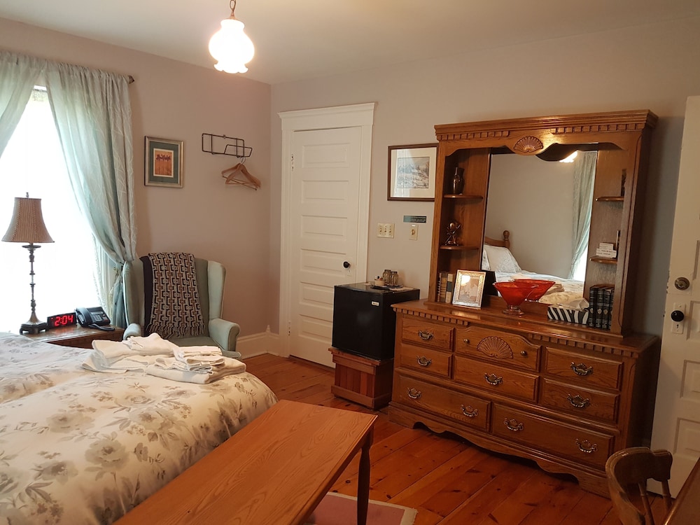Deluxe Room, 1 Queen Bed photo 2