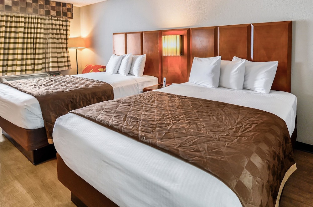 Standard Room, 2 Queen Beds, Smoking - Photo 1
