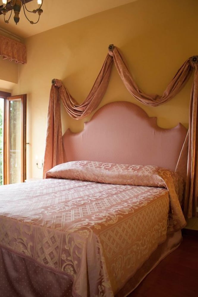 Economy Double Room, Ensuite photo 2