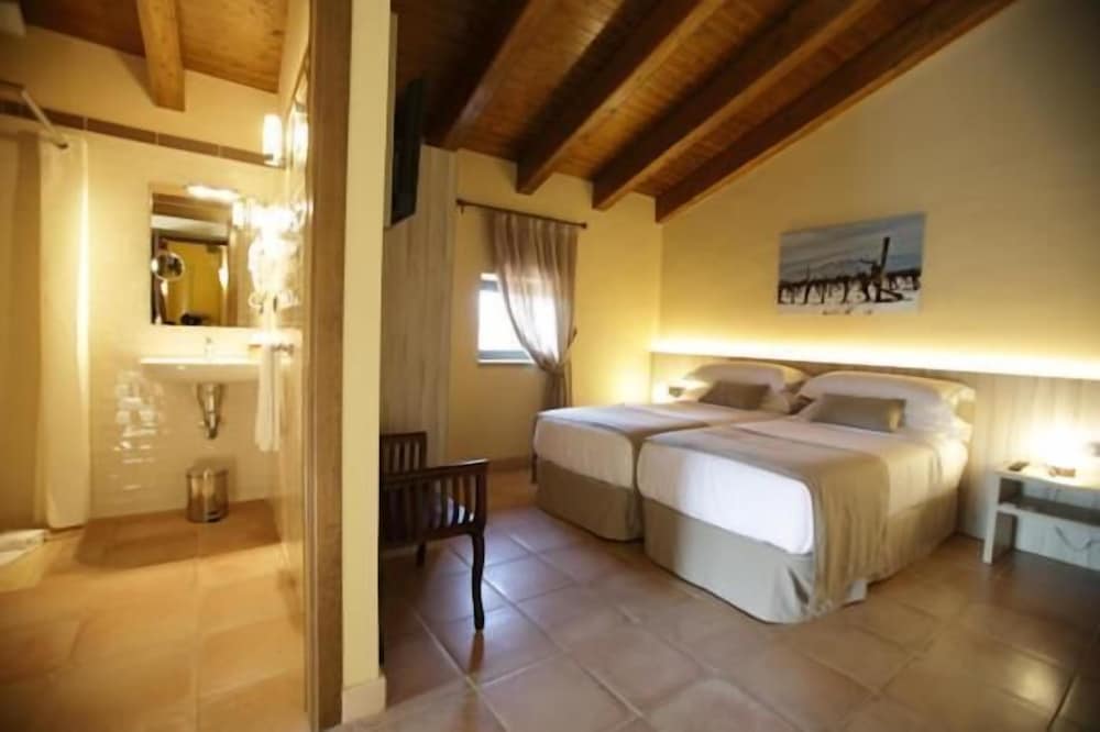 Comfort Quadruple Room, City View photo 2