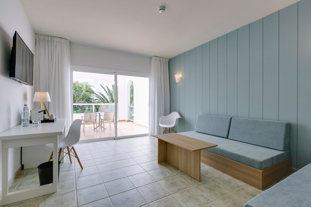 Suite, Balcony, Ocean View (2 Adults + 2 Children) photo 3