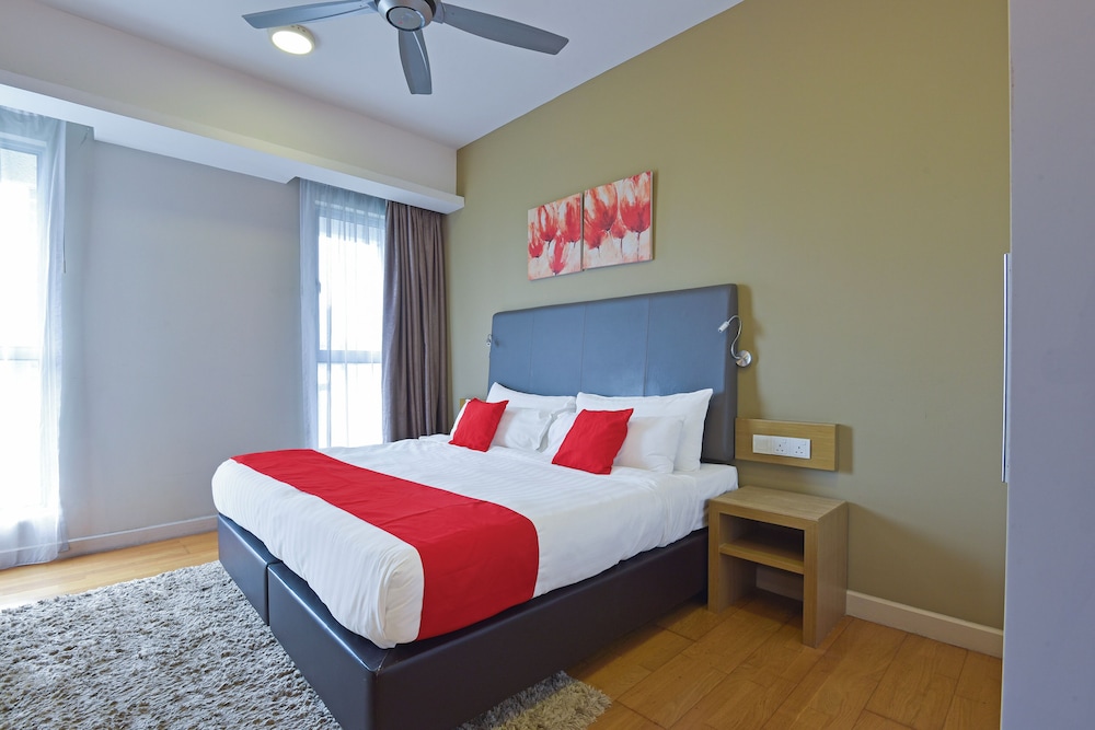 One Bedroom Suite - Twin Tower with Pool View thumbnail 5