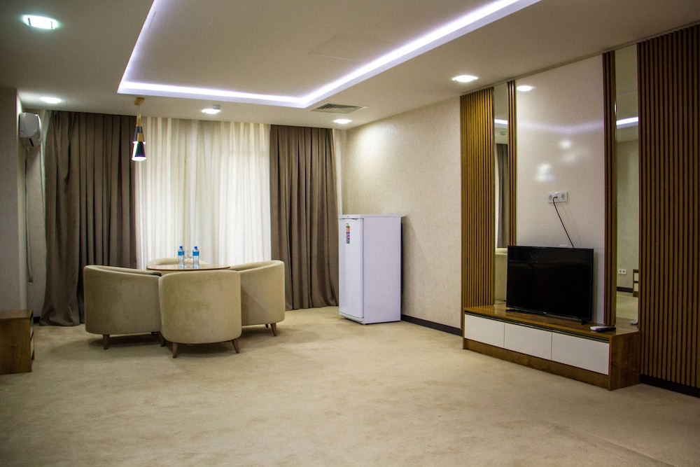 Family Room, Garden View photo 1