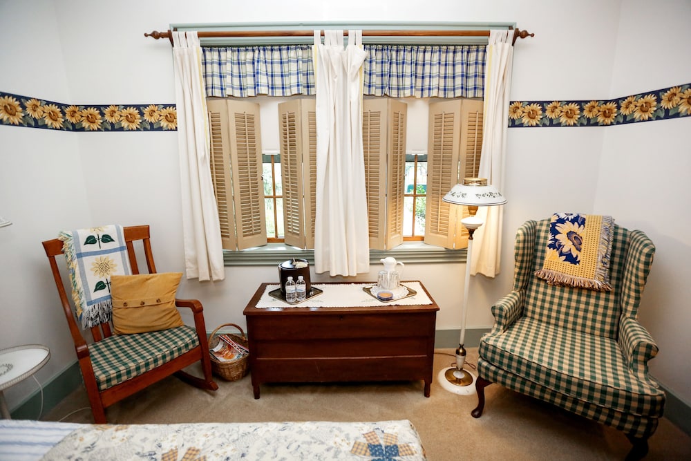 Room, Private Bathroom (Sunflower King Room) photo 2