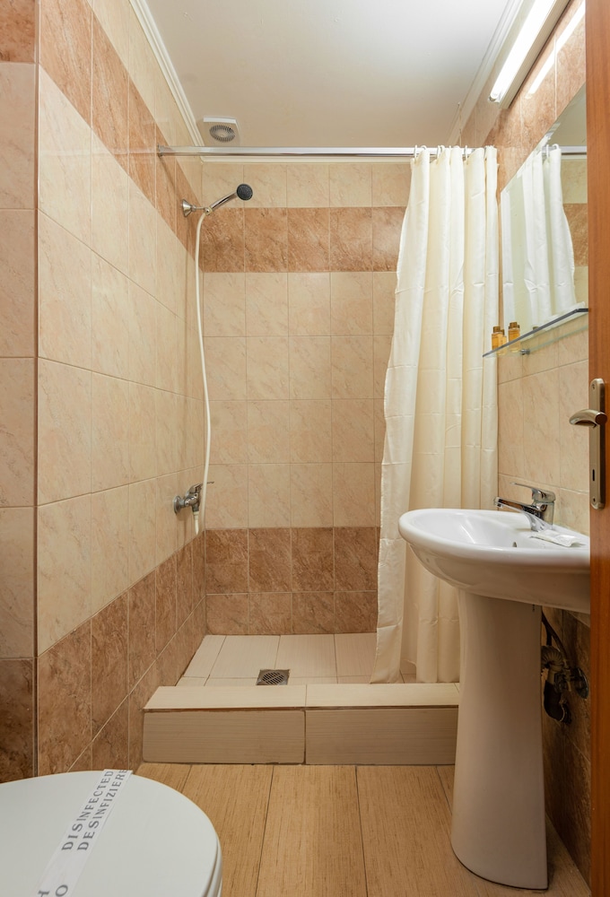 Standard Double Room - Photo 2