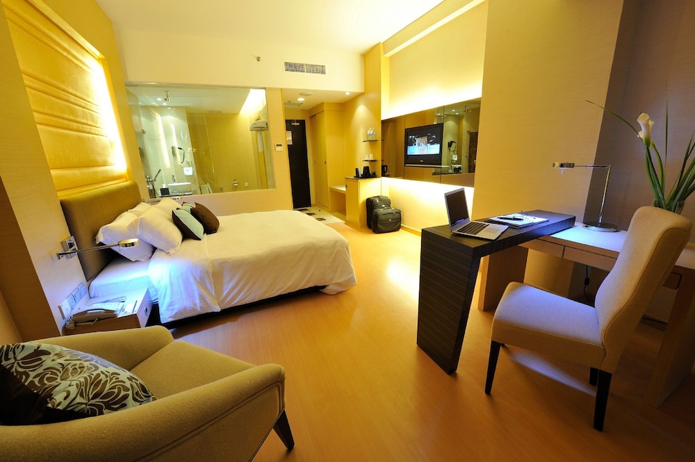 Deluxe King Room - Photo 7