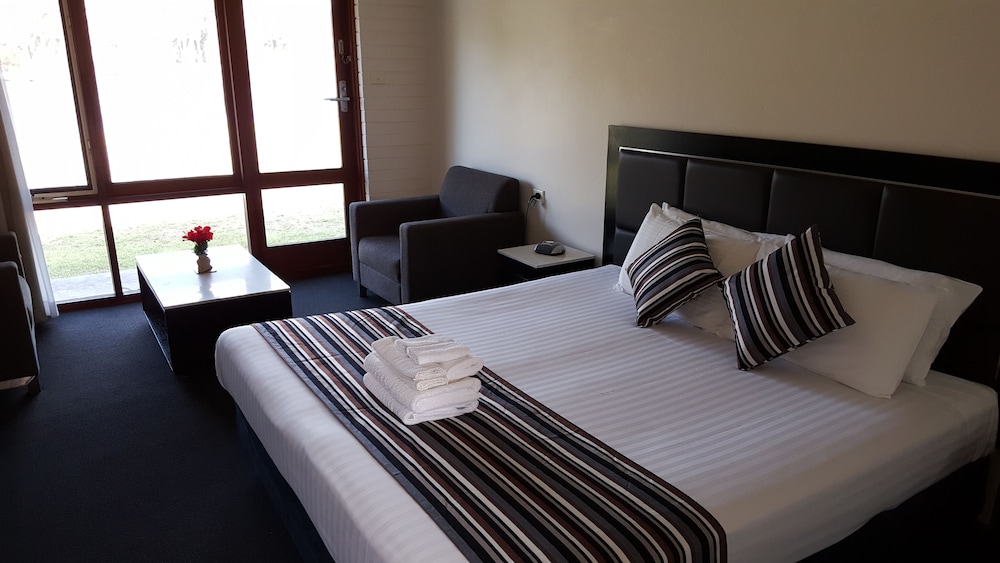 1 Bedroom King Suite (Waterfront room)