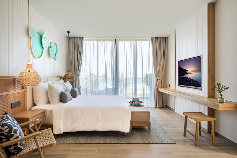 Four-bedroom Beachfront Pool Villa - Ocean Club Access photo 2
