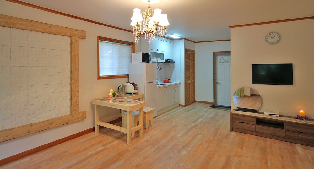 Room (C) photo 1