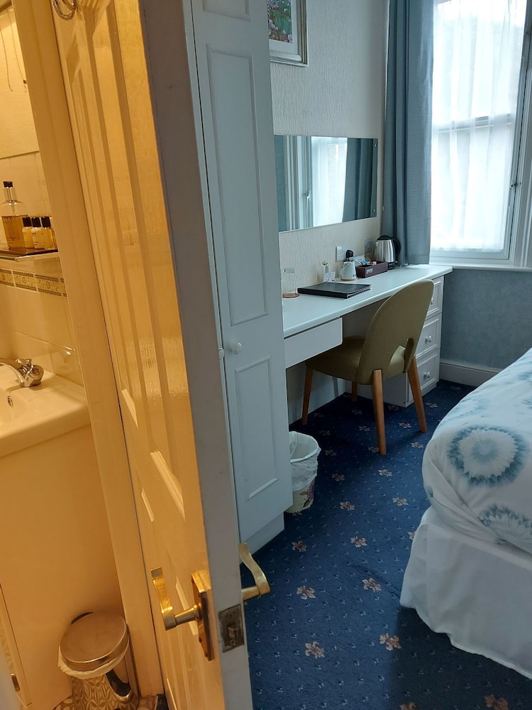 Single Room, Ensuite photo 3