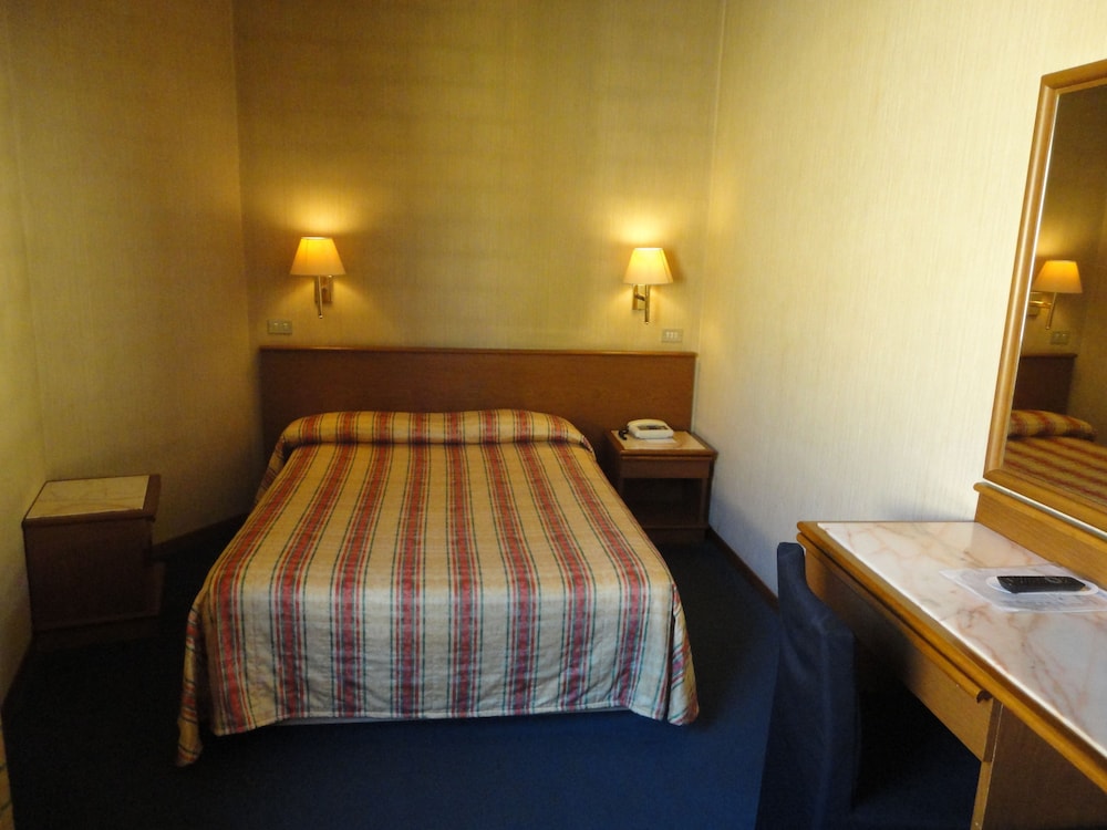 Standard Room, 1 Queen Bed - Photo 2