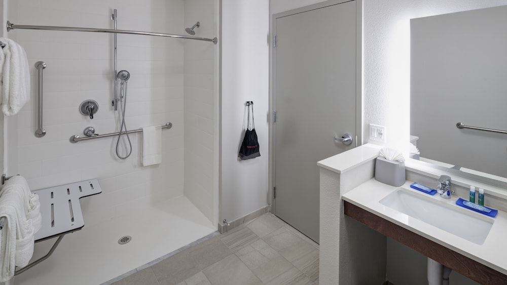 Suite, 2 Twin Beds, Accessible (Mobility Tub) - Photo 7