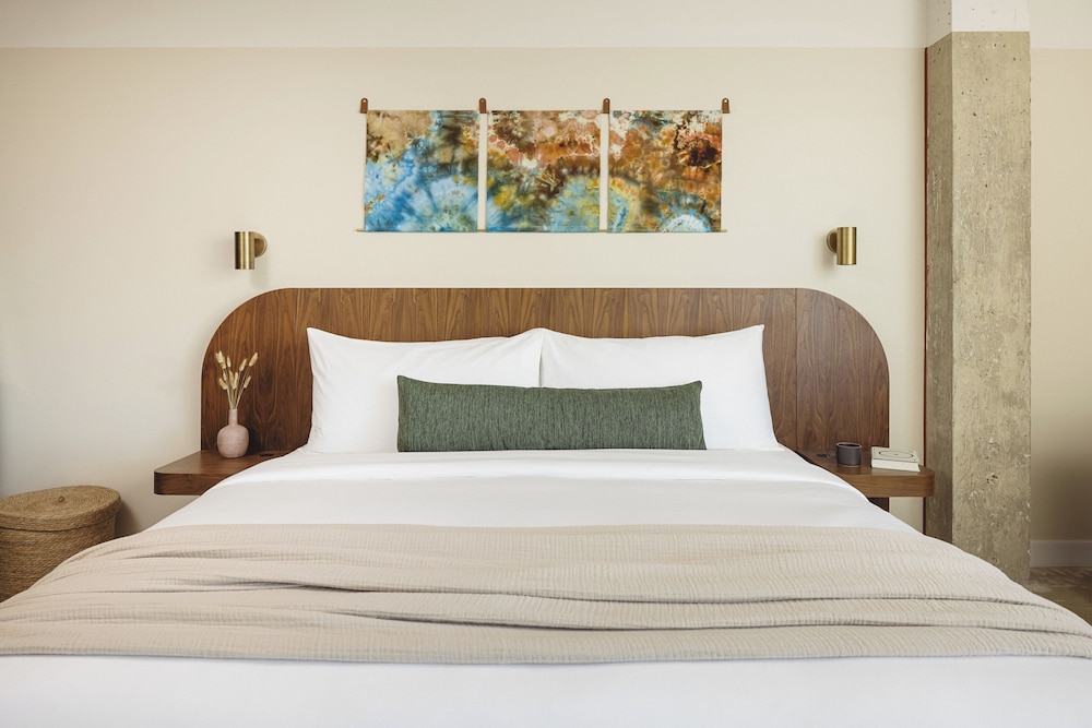 Standard Room, 1 King Bed - Photo 5