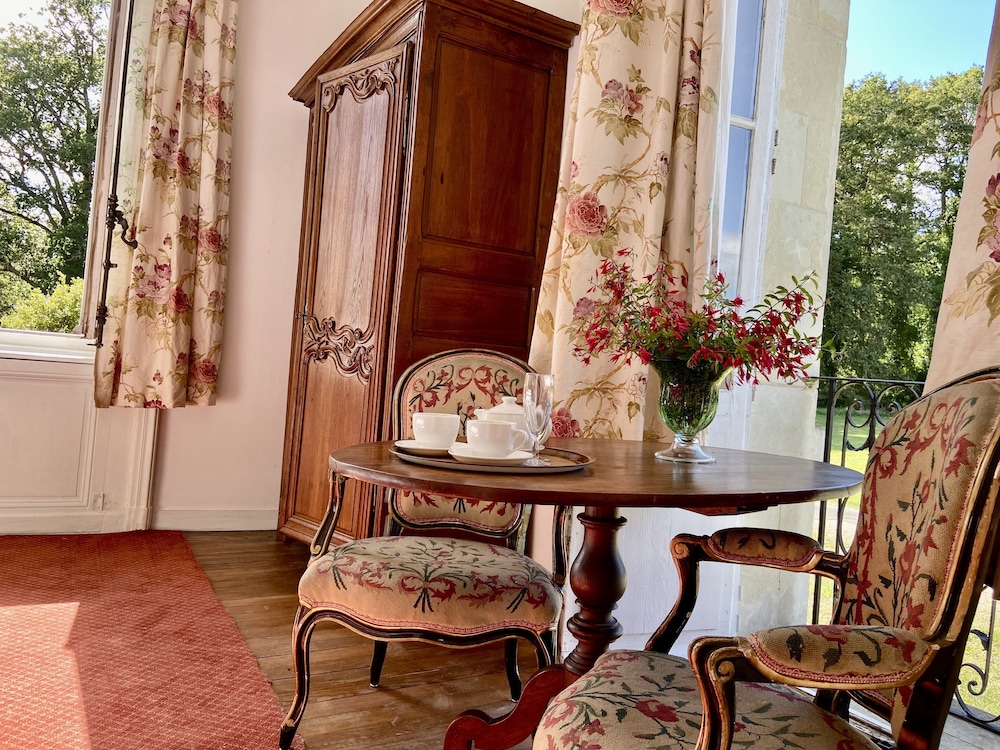 Romantic Room, 1 Queen Bed, Courtyard View photo 3