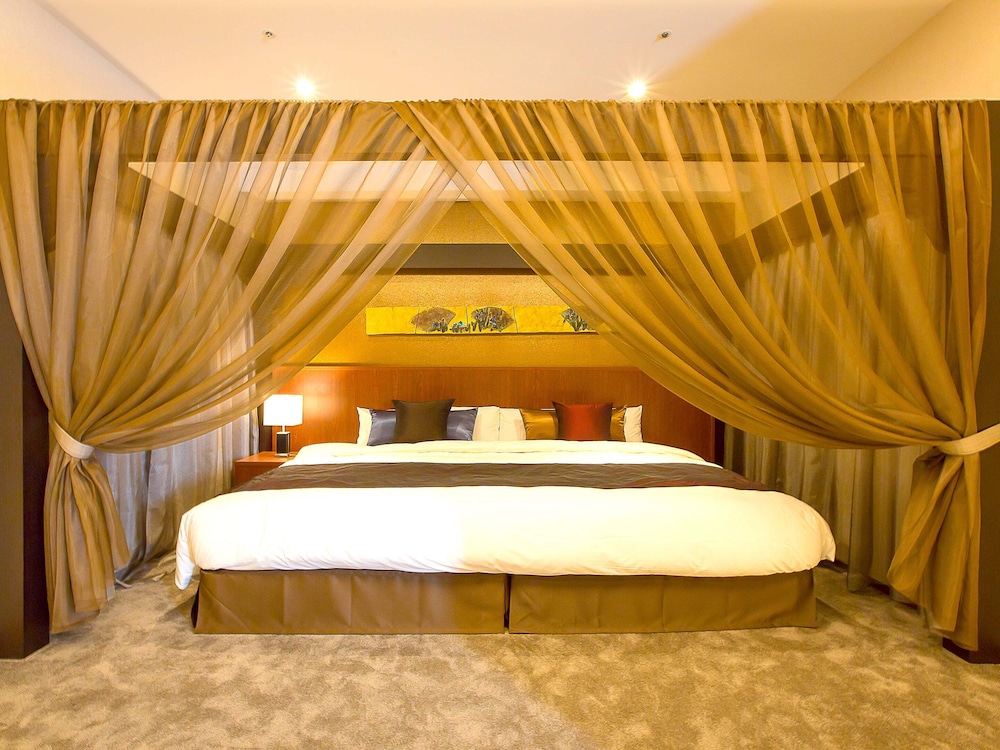Royal Suite, 1 Bedroom, Private Bathroom, Ocean View - Photo 1