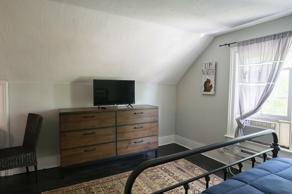 Standard Room, 1 Queen Bed photo 3