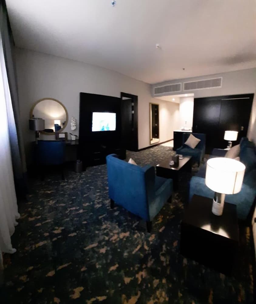 Junior Studio Suite, 1 King Bed thumbnail 5