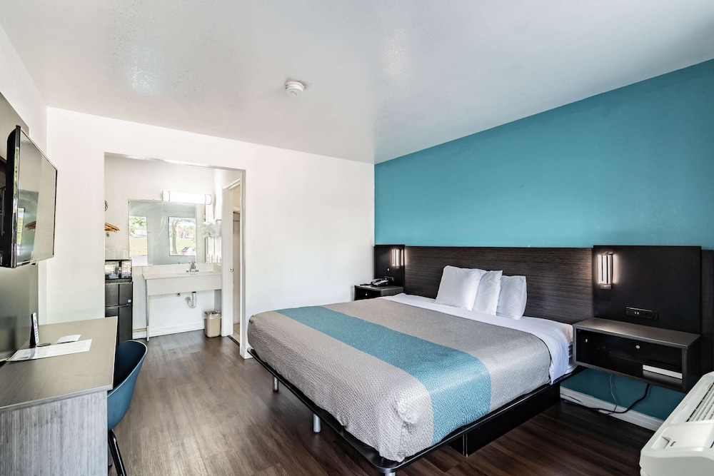 Standard Room, 1 King Bed, Non Smoking - Photo 1