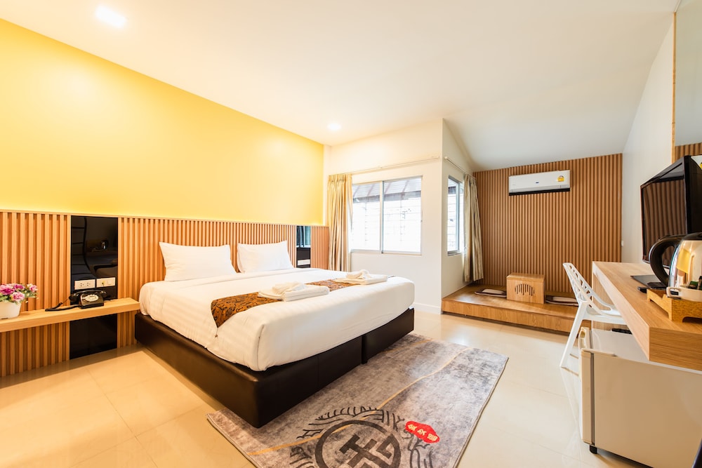 Deluxe Room (Non-smoking) - Photo 8