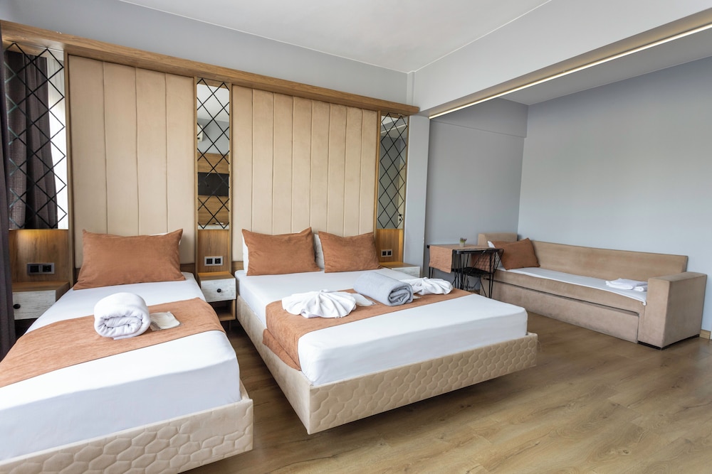 Classic Quadruple Room, Multiple Beds, City View photo 1