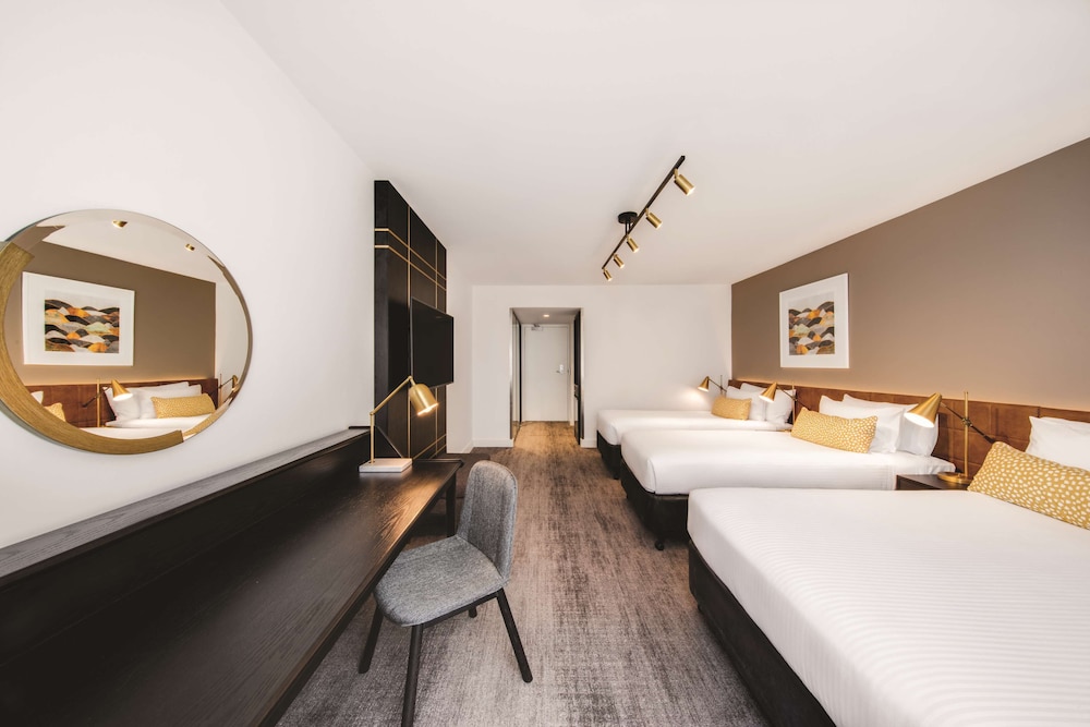 Quadruple Room thumbnail 6