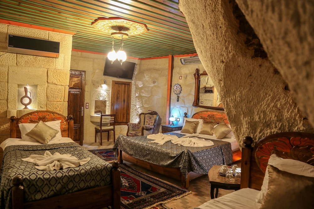 (204) Deluxe Cave & Stone Suite photo 1