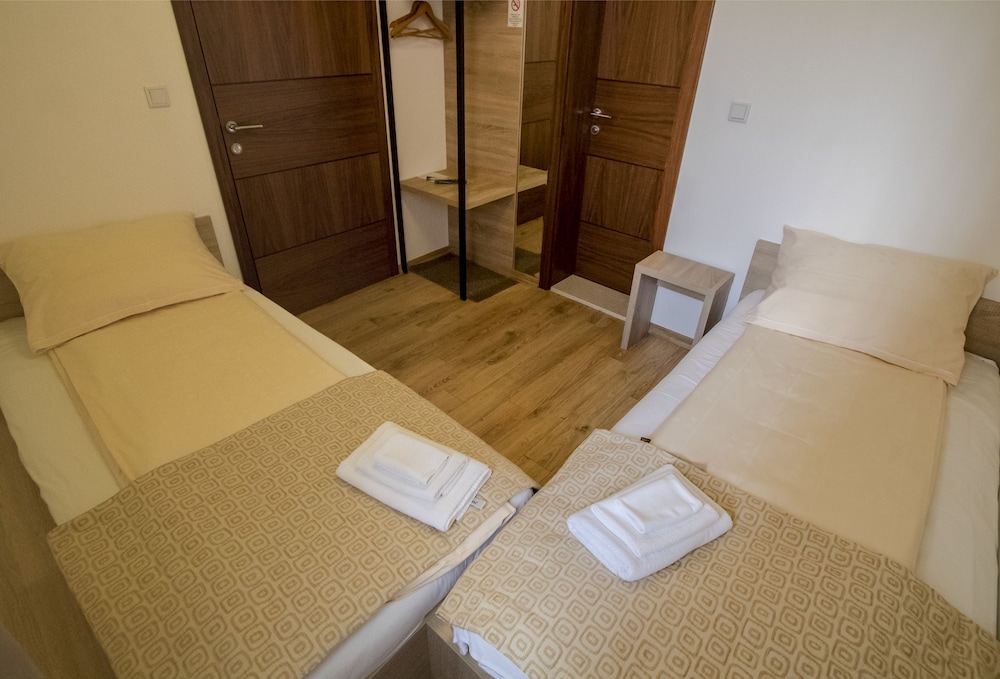 Economy Twin Room, 2 Twin Beds photo 1